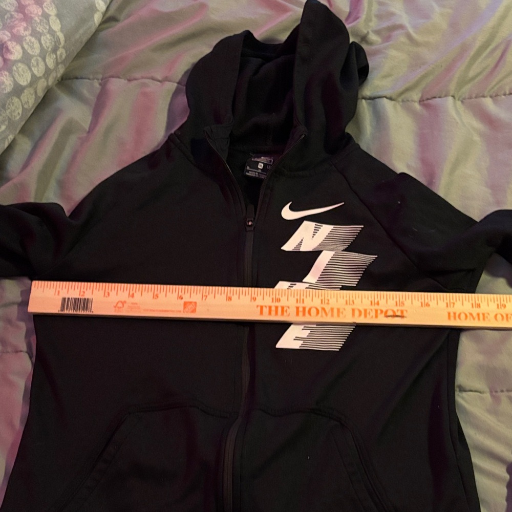 Boys Nike jacket with white Nike written on it in size XL - Picture 5 of 7